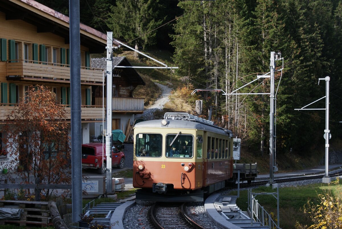 BLM Bergbahn Lauterbrunnen-Mürren: BDe 4/4 23 (SIG/BBC/SAAS 1967) + Lkpl ?, Zug Grütschalp-Mürren, Mürren, 20. Oktober 2024. An diesem Sonntag verkehrten auf der Strecke Grütschalp-Mürren der neue Stadler-Triebwagen Be 4/6 102  Mönch  und zum letzten Mal vor ihrem Abtransport die Triebwagen CFe 2/4 11 und BDe 4/4 23.