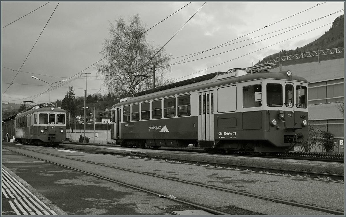 Blonay anno dazumal: Die BDeh 2/4 73 und 74 warten auf ihre Abfahrt nach Les Pleiades und Chamby, doch die GoldenPass Anschrift und die EXIF-Daten verraten den  Schwindel : diese Bild stammt von heute, den 19. Februar 2016