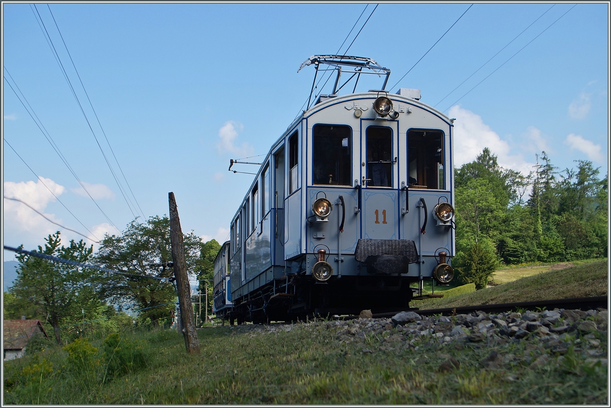 BLONAY-CHAMBY PINGSTFESTIVAL 2015: Der MOB BCFe 4/4 N° 11 wartet vor dem Einfahrsignal in Chaulin auf die Weiterfaht nach Chamby
25. mai 2015