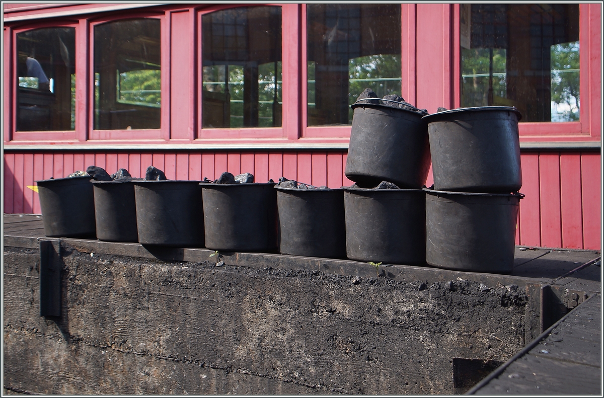 BLONAY-CHAMBY PINGSTFESTIVAL 2015: Etliche Eimer mit Kohle warten auf die hungrigen Dampfloks.
25. Mai 2015