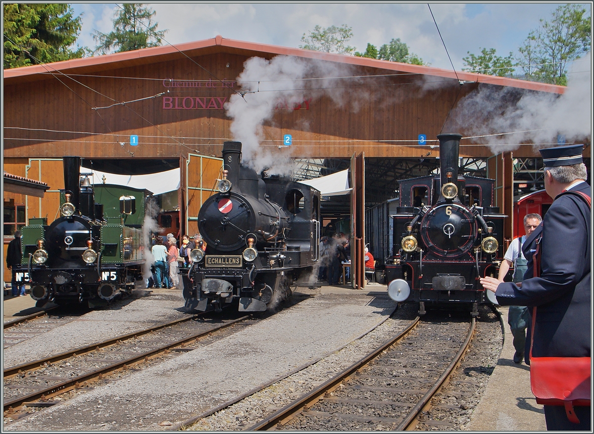BLONAY-CHAMBY PINGSTFESTIVAL 2015: Links die G 3/3 N° 5, in Mitte die LEB Gastlok G 3/3 N° 8 recht die G 3/3 6 und rechts ein Vertreter der liebenswürdigen Bund B-C Mitarbeiter, die Sicherheit und Vergnügen mit hoher Kompetenz gewährleisteten. 
Chaulin den 25. Mai 2015