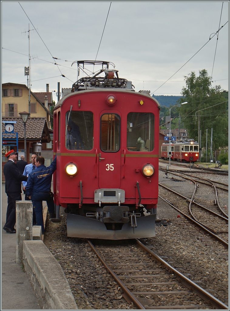 BLONAY-CHAMBY PINGSTFESTIVAL 2015: der RhB ABe 4/4 N° 35 wiid in Kürze nach Chaulin fahren.
24. Mai 2015