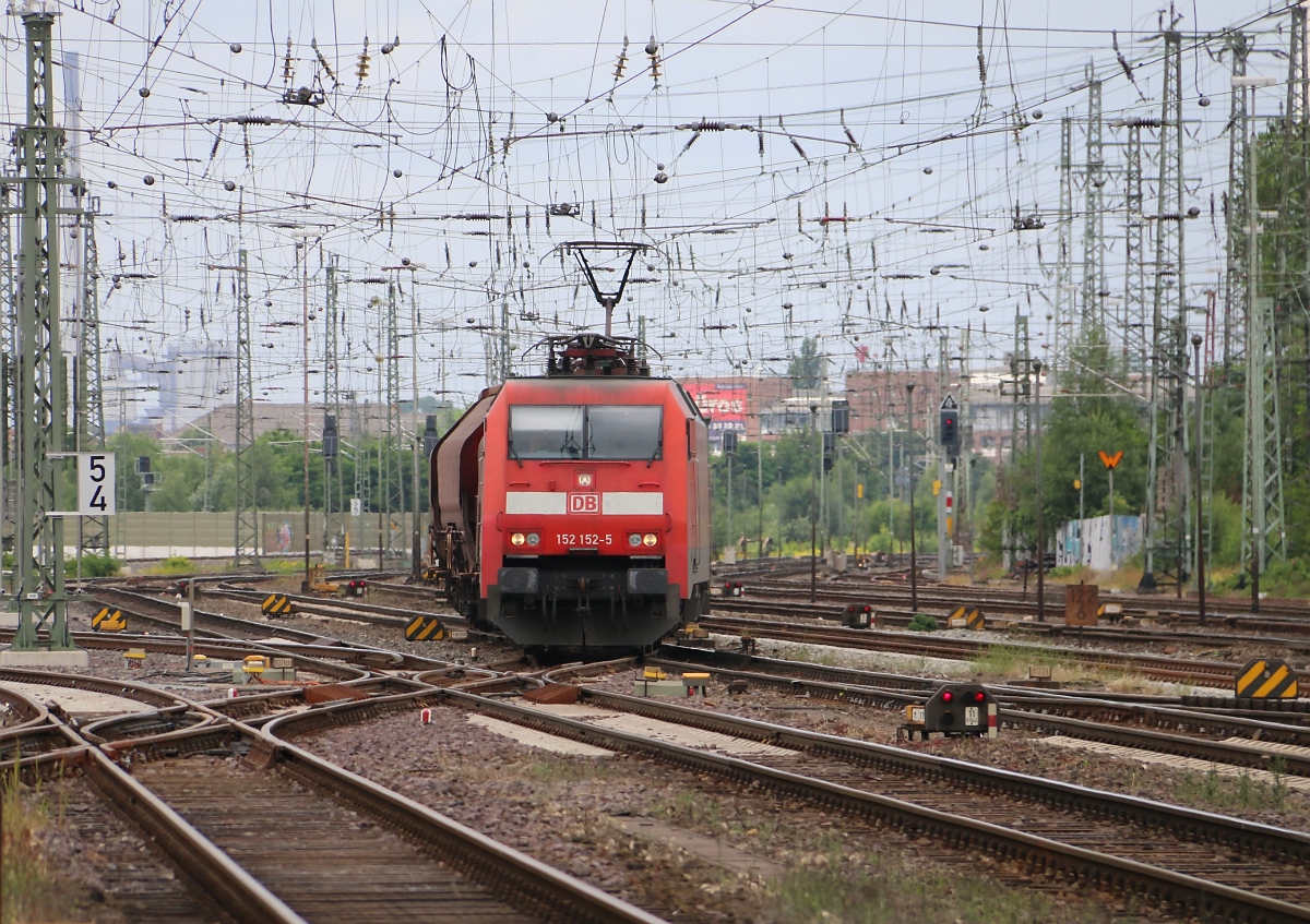 Bloß nicht falsch abbiegen: 152 152-5 zieht ihren Güterzug durch das Weichengewirr der Nordeinfahrt des Bremer Hauptbahnhofs. Aufgenommen am 19.06.2014.