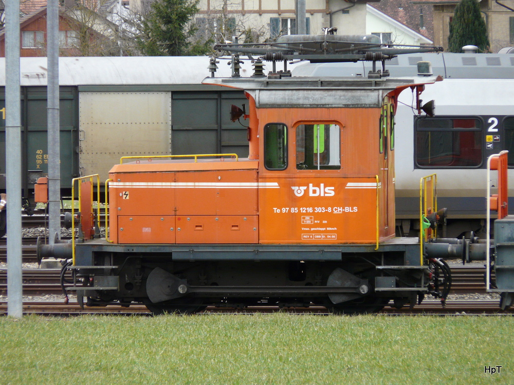 BLS / ex RM - Rangierlok Te 2/2 97 85 1216 303-8 in Oberburg am 22.22.2014