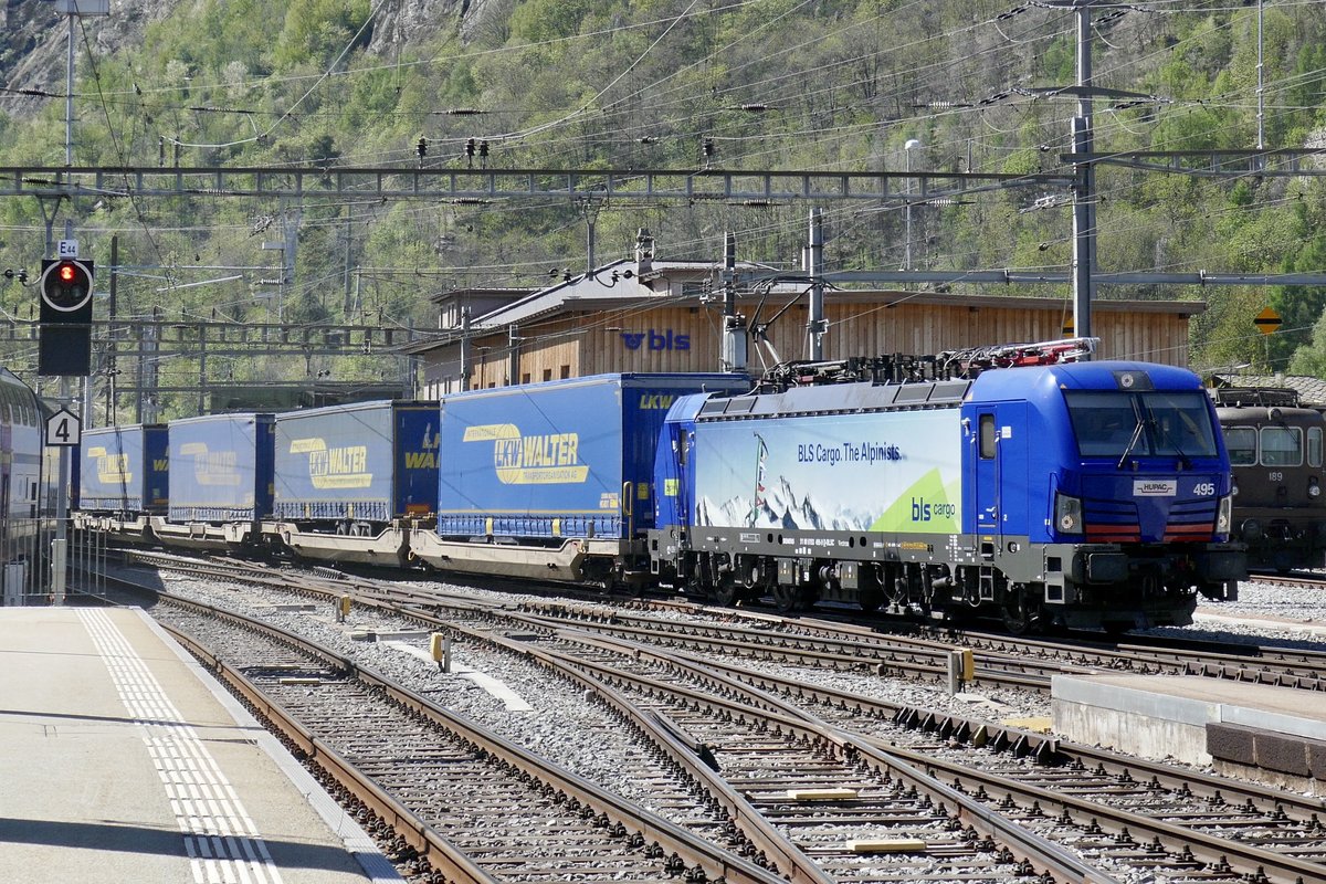 BLS / Hupac Br 193 495 mit einem LKW Walter Güterzug am 15.4.20 bei der Einfahrt in Brig.