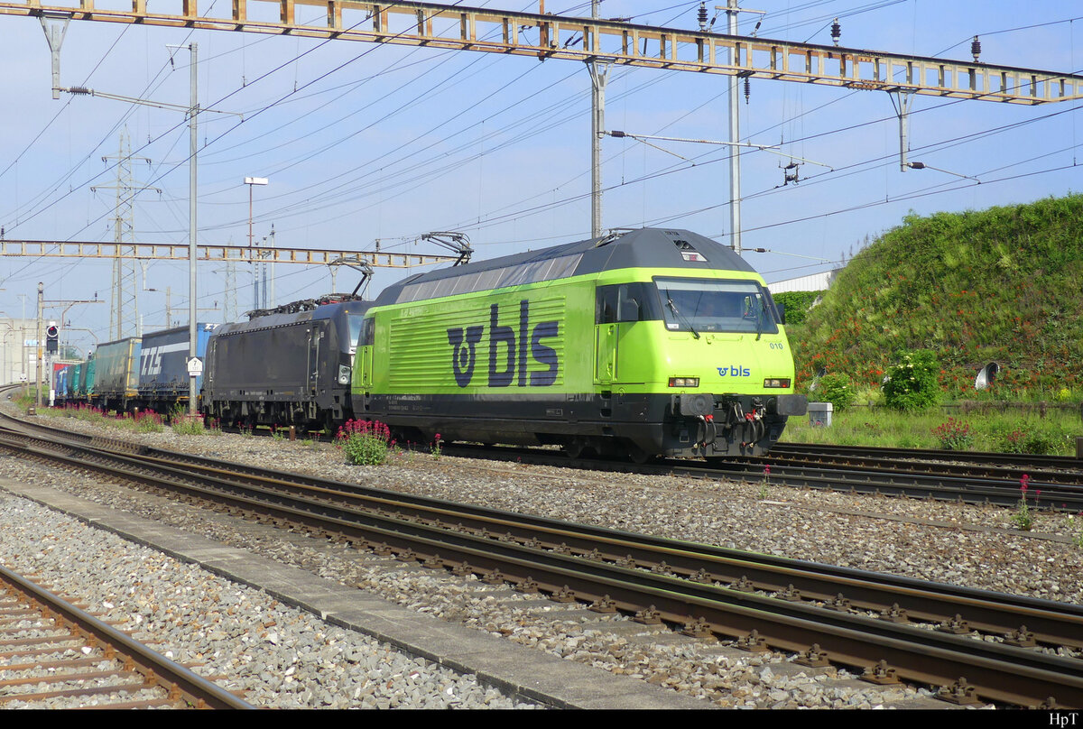 BLS + MRCE - Loks 465 010 + 193 715 vor Güterzug in Pratteln am 09.05.2022