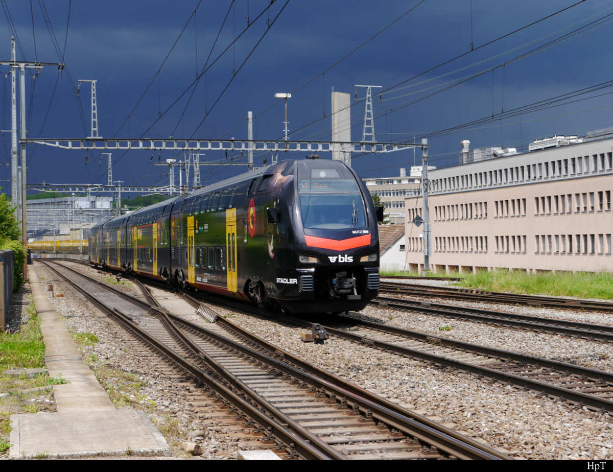 BLS -   MUTZ   Triebzug RABe 515 008 ( Werbeung für den SCB / Eishockemeister 2019 ) vor einer Gewitterfront bei der einfahrt in den Bahnhof Ostermundigen am 25.05.2019