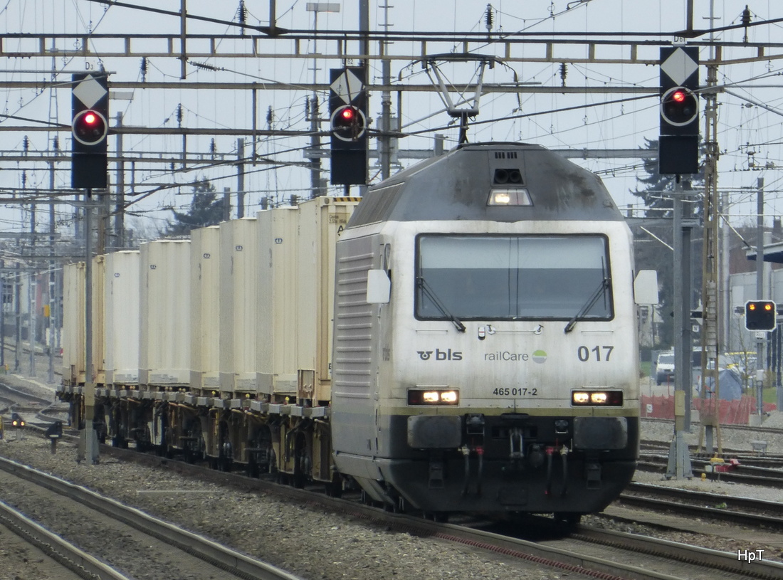 BLS / railCare - 465 017-2 mit Güterwagen im Bahnhofsareal in Oensingen am 25.03.2015