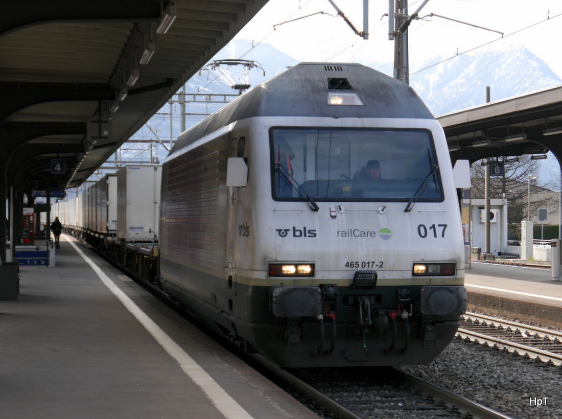 BLS / RailCare  - Lok 465 017-2 mit Güterzug bei der durchfahrt im Bahnhof Giubiasco am 27.02.2015