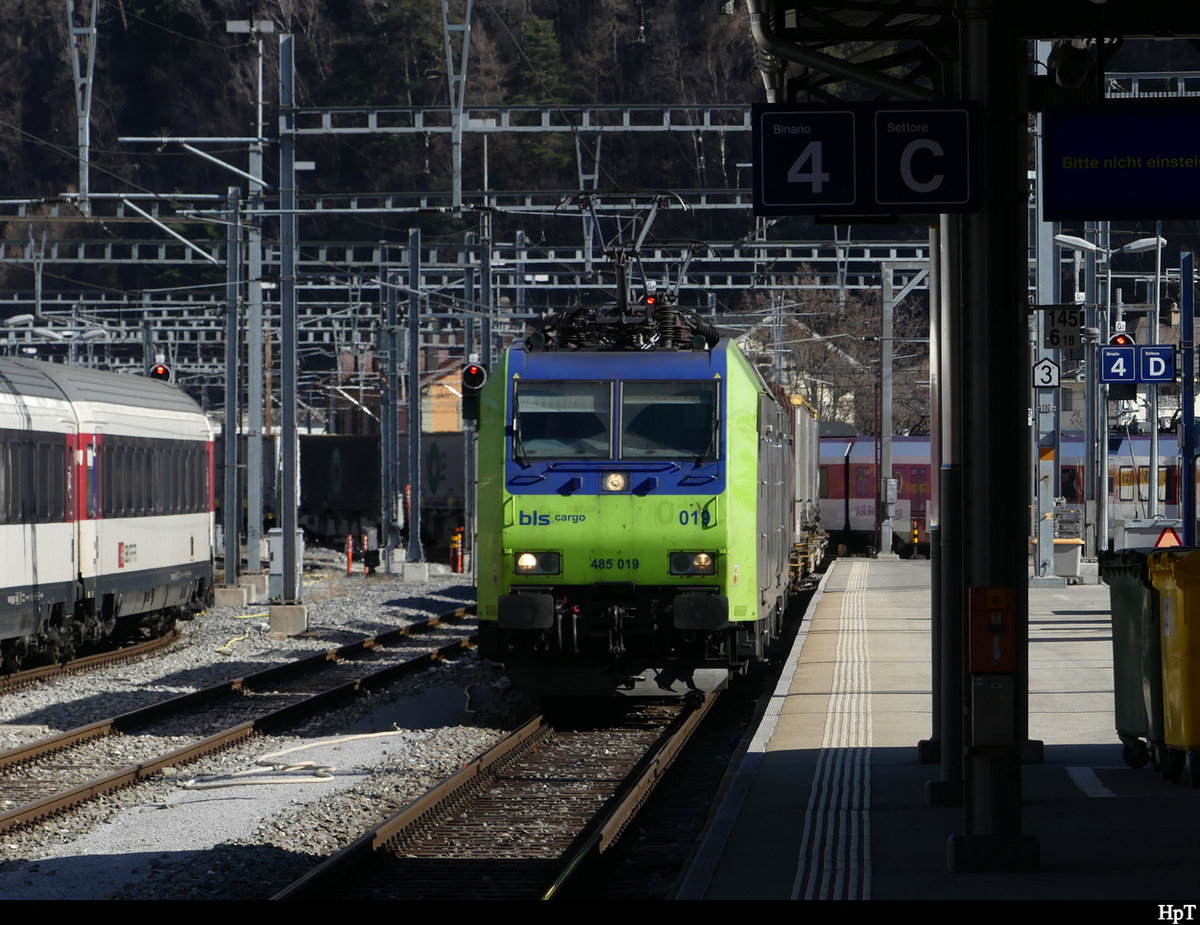 BLS + RailPool - Loks 485 019 + 186 103 vor Güterzug bei der durchfahrt im Bahnhof Brig am 28.02.2021