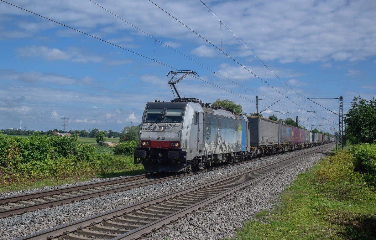 BLS 186 109 am 02.06.2018 mit einem KV auf dem Weg nach Italien. 
