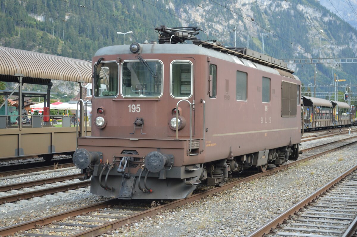 BLS 195 wartet am 07.09.2021 im Bahnhof Kandersteg auf neue Aufgaben.