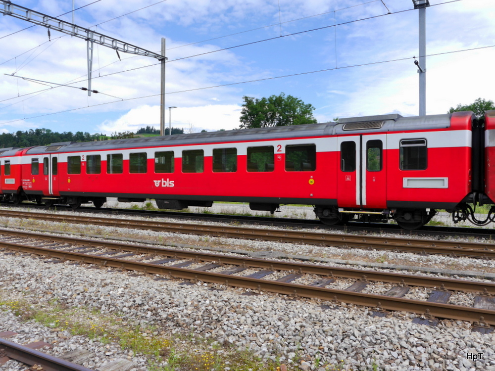 BLS - 2 Kl. Personenwagen B 50 38 29-34 508-4 in Hasle-Rüegsau am 09.08.2014