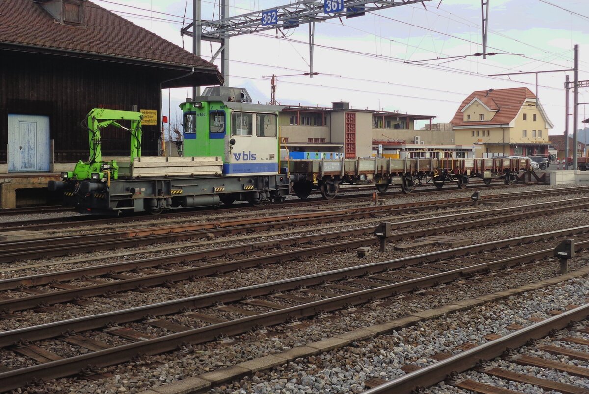BLS 235 081 steht am 1 Jänner 2019 abgestellt in Spiez. Das Bild wurde vom Bahnsteig gemacht.