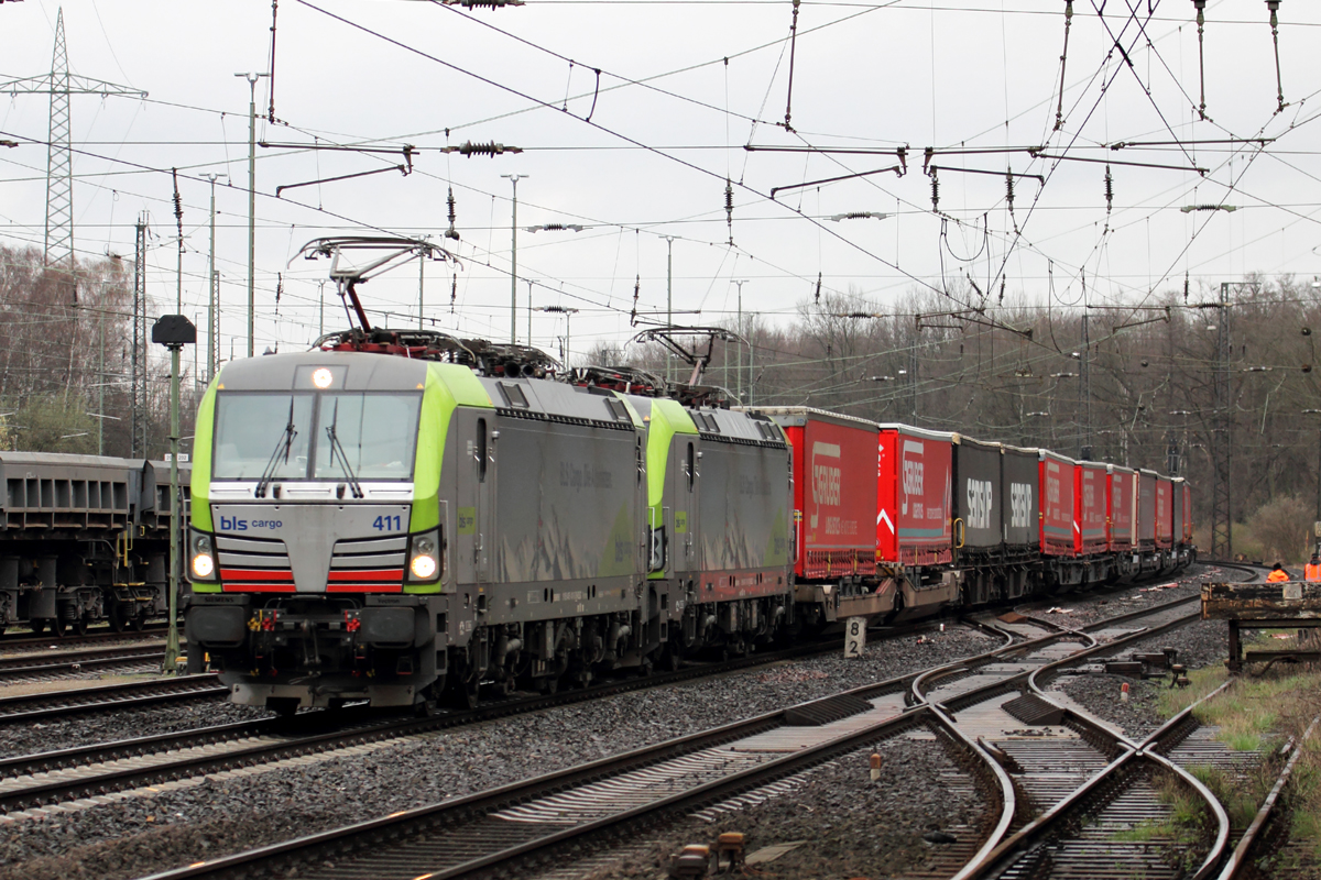 BLS 411 (475 411-5) mit BLS 413 (475 413-1) in Duisburg-Entenfang 5.4.2018