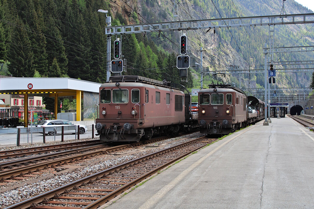 bls 425 185 verlässt mit einem Autozug den Bahnhof Goppenstein zur Fahrt durch den Lötschbergtunnel nach Kandersteg, während 425 195 gerade mit dem Gegenzug eintrifft. (26.05.2023)