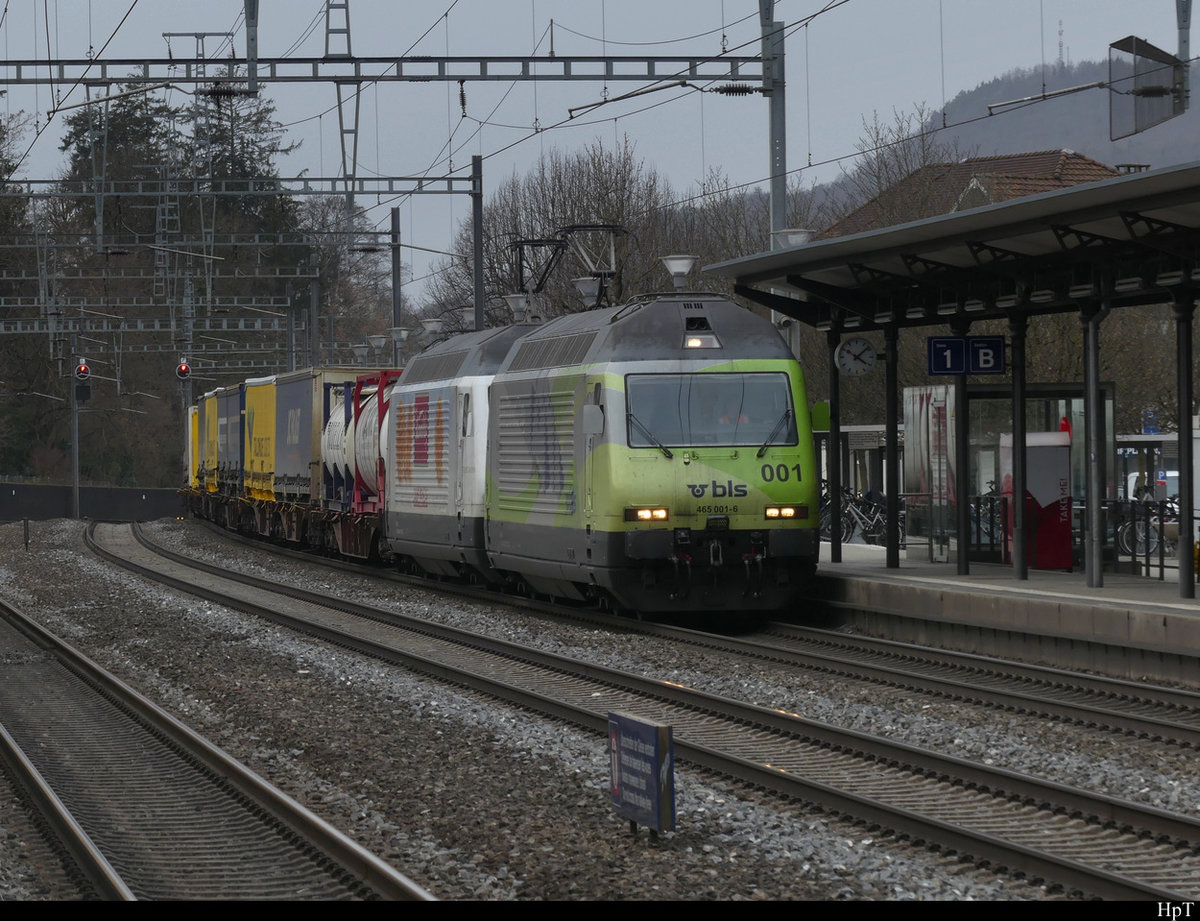 BLS - 465 001 + 465 004 vor Güterzug bei der durchfahrt im Bahnhof Sissach am 26.02.2021