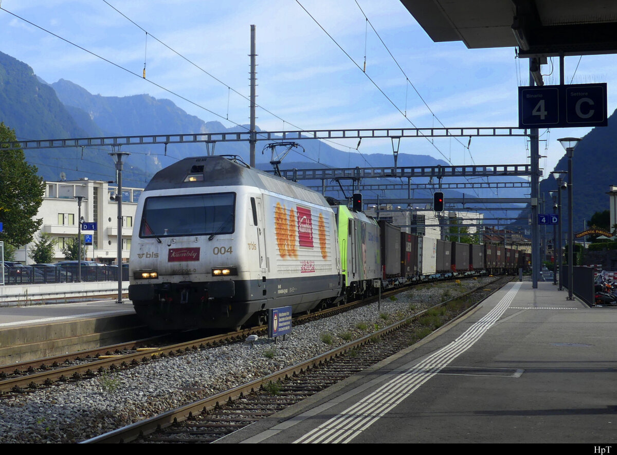 BLS - 465 004-0 + 1 Unbekannte Lok vor Güterzug bei der durchfahrt im Bhf. Lugano am 28.09.2021