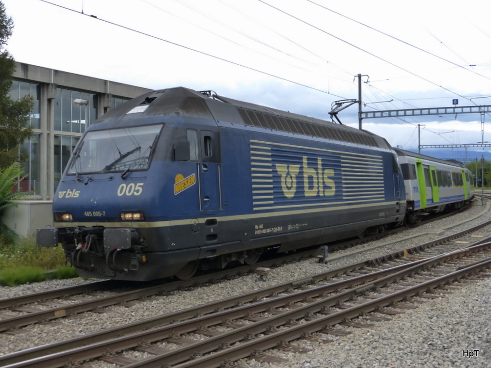 BLS - 465 005-7 bei der ausfahrt aus dem Bahnhof Kerzers am 31.08.2014