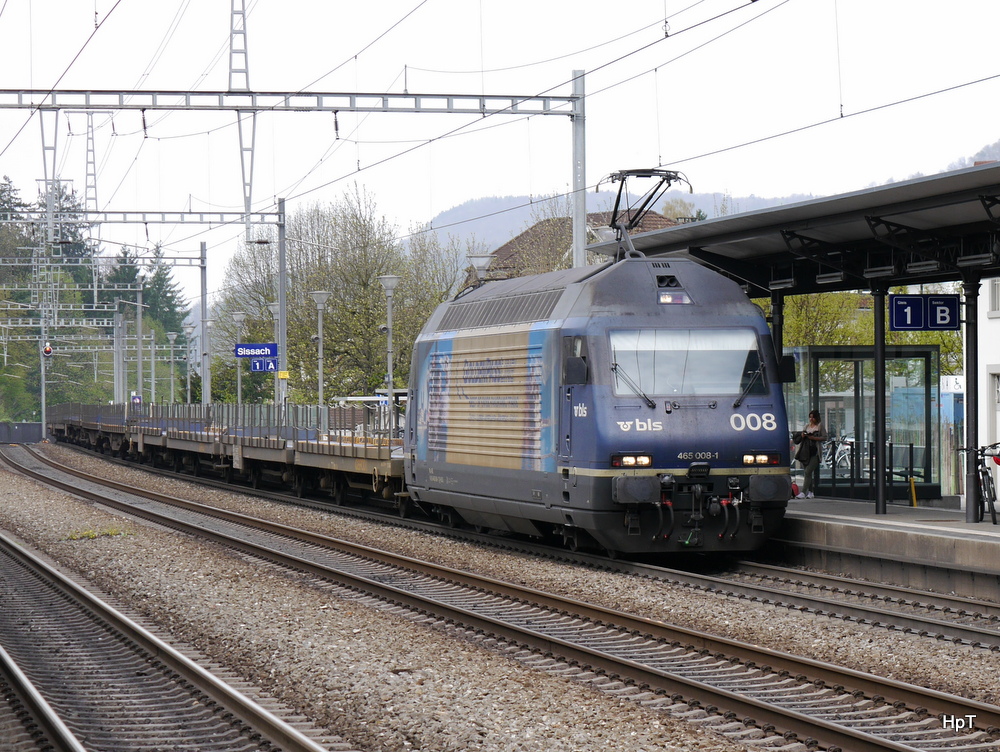 BLS - 465 008-1 vor Güterzug bei durchfahrt im Bahnhof Sissach am 06.04.2014