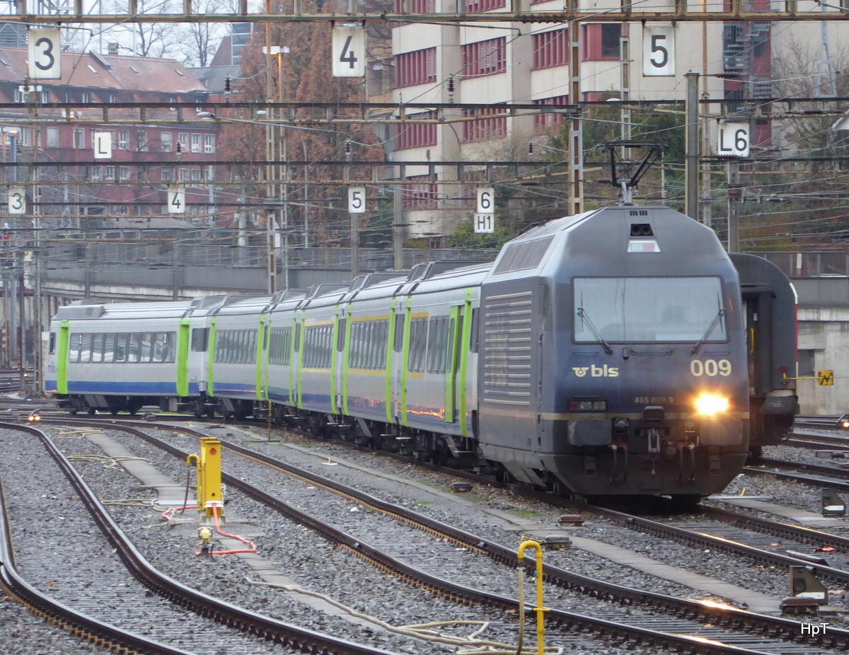 BLS - 465 009-9 mit Wagen abgestellt im Vorfeld des Bahnhof Bern am 29.11.2015