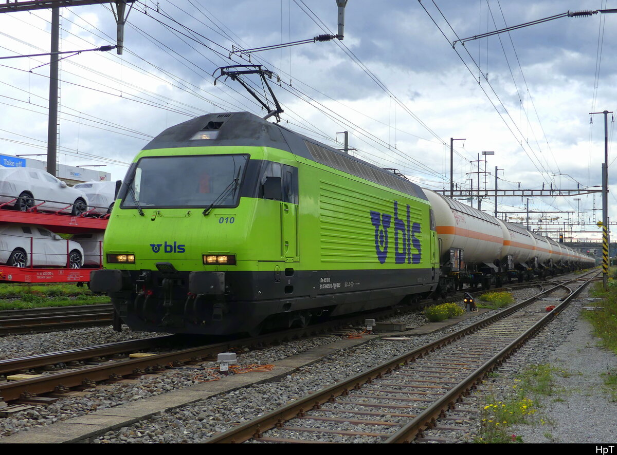 BLS - 465 010-7 mit Güterzug unterwegs in Pratteln am 2024.09.30 .... Standort des Fotografen ausserhalb der Geleise auf der Strasse
