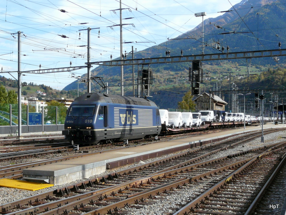 bls - 465 010-7 vor Güterzug ei der ausfahrt aus dem Bahnhof Brig am 25.10.2013