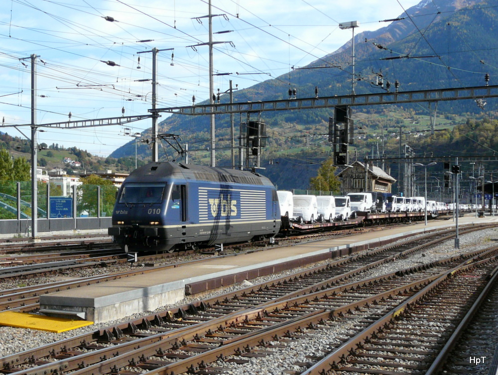 bls - 465 010-7 vor Güterzug ei der ausfahrt aus dem Bahnhof Brig am 25.10.2013