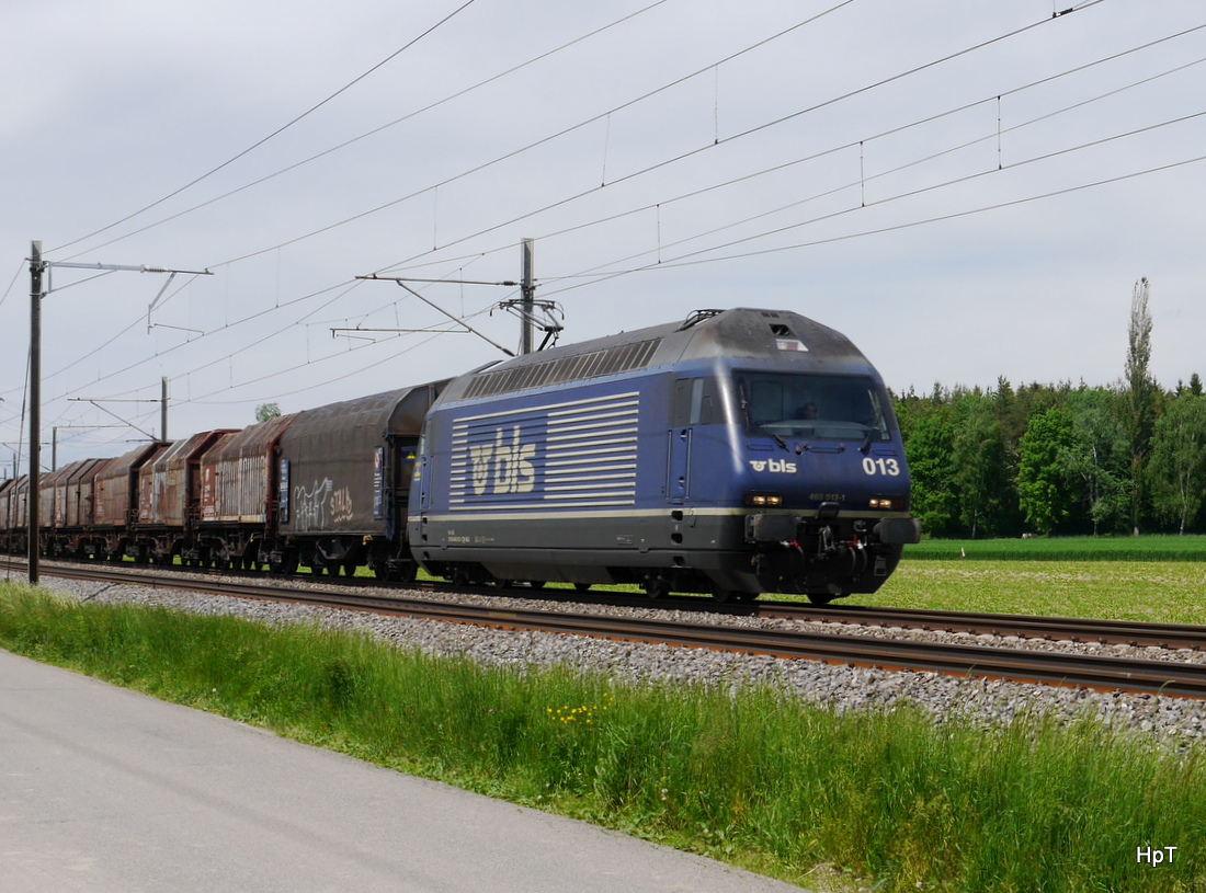 BLS - 465 012-1 mit Güterzug unterwegs bei Uttigen am 14.05.2015
