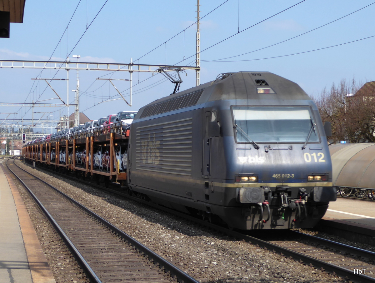 BLS - 465 012-3 mit Güterzug bei der Durchfahrt im Bahnhof von Herzogenbuchsee am 22.03.2016