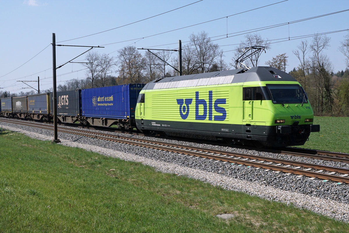BLS 465 018 bei Rothrist am 20. April 2021.
Foto: Walter Ruetsch