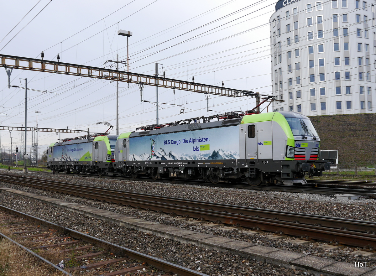 BLS - 475 402-4 zusammen mit 475 410-7 als Lokzug unterwegs in Prattelen am 20.11.2017
