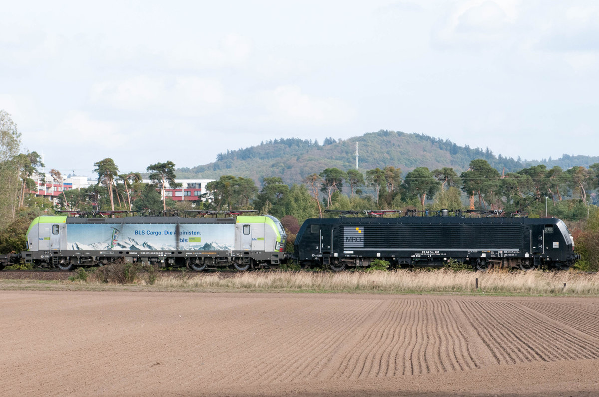 BLS 475 402 und MRCE ES 64 F4-285 @ Alsbach-Hähnlein am 03.10.2018.