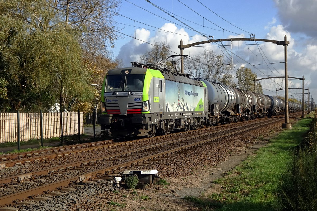 BLS 475 408 meldet sich mit ein Kesselwagenzug bei ein Fotografentruppe in Hulten am 4 November 2020.