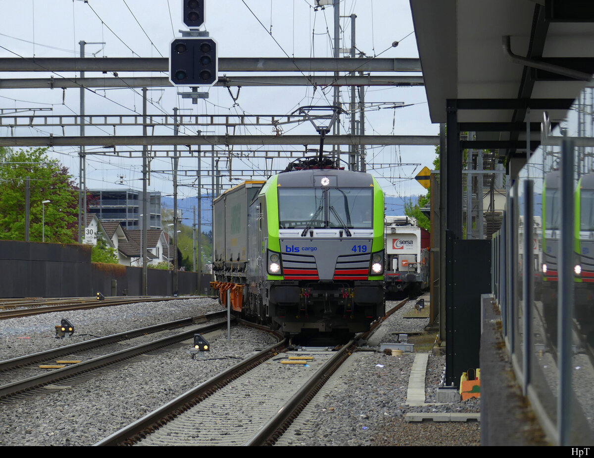 BLS - 475 419 bei der einfahrt in den Bahnhof Wohlen am 24.04.2022  .. Standort des Fotografen auf dem Perron1 