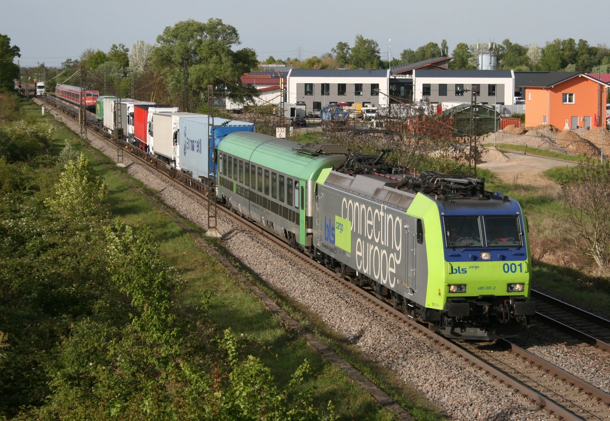 BLS 485 001 mit DGS 43623 (Freiburg [Brsg] Gbf–Novara) am 24.04.2017 in Buggingen