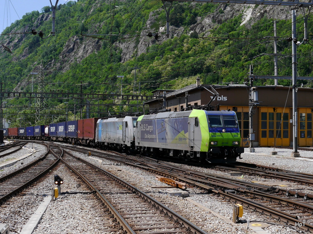 BLS - 485 003-8 mit 186 103-8 mit Güterzug bei der einfahrt in den Bahnhof Brig am 18.05.2018