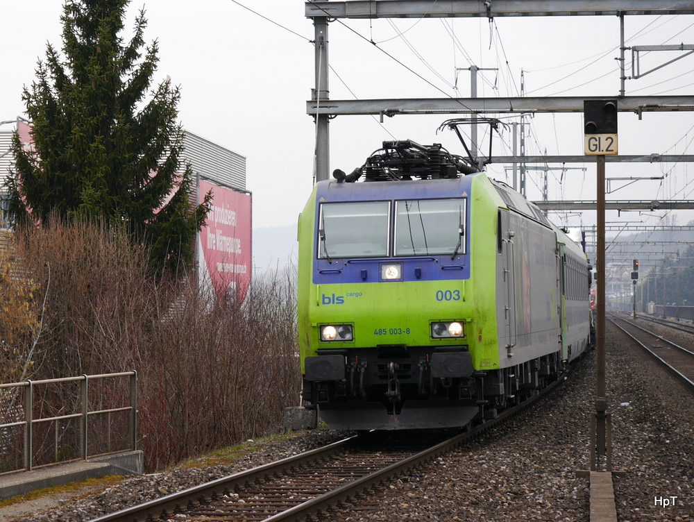 BLS - 485 003-8 vor Rolla bei der einfahrt im Bahnhof Münsingen am 15.03.2014 