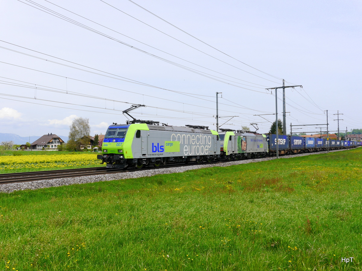 BLS - 485 007-9 und 486 508-5 mit Güterzug unterwegs bei Lyssach am 30.04.2016