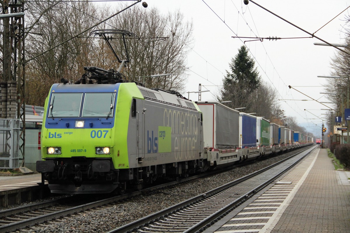 BLS 485 007-9 mit einem Ganzzug KLV aus Norden kommend bei der Durchfahrt in Gundelfingen. 19.02.2016