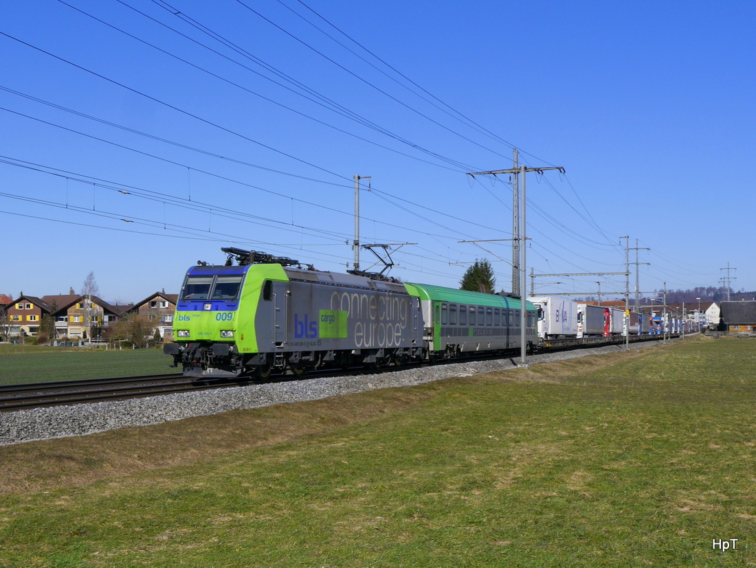 BLS  485 009-5 mit ROLLA unterwegs bei Lyssach am 20.02.2015