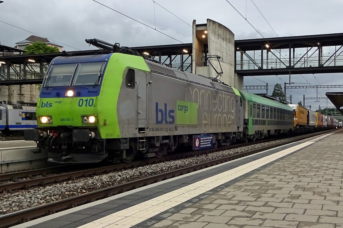 BLS 485 010 macht am Abend von 28 Mai 2019 Pause in Spiez.