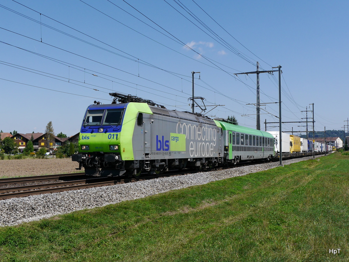 BLS - 485 011-1 mit Rolla unterwegs bei Lyssach am 22.08.2015