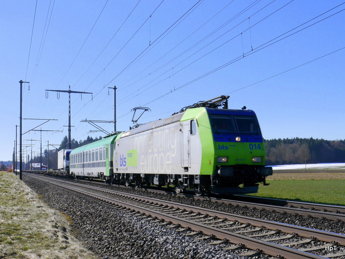 BLS 485 014-5 mit ROLLA (1 LKW) unterwegs bei Lyssach am 20.02.2015