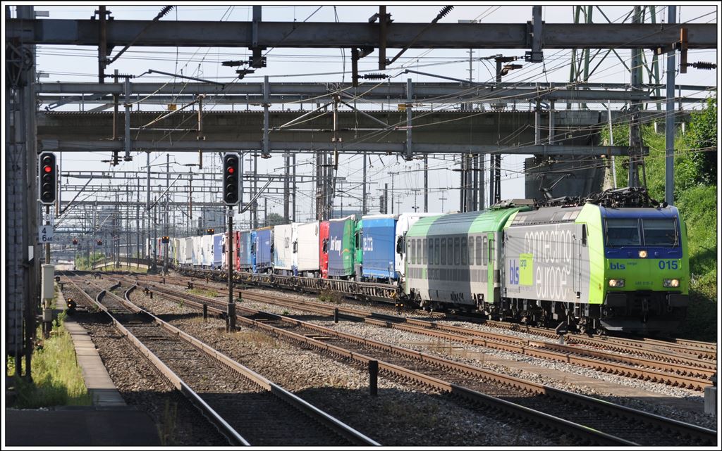 BLS 485 015-2 zieht einen KLV Zug durch Muttenz. (04.09.2014)