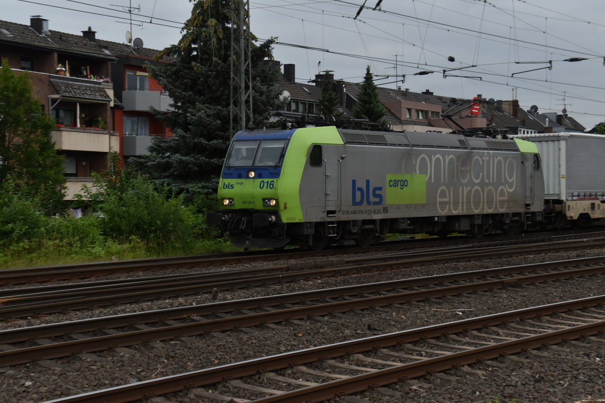 BLS 485 016-0 ist hier in Rheydt Hbf am heutigen Abend mit einem Klv aus Odenkirchen kommend durchgefahren gen Mönchengladbach nach Kaldenkirchen, wo den Cargobeamer wohl schon mehrere Zugmaschinen auf die Sattelschlepper und Container warten werden. 19.6.2018