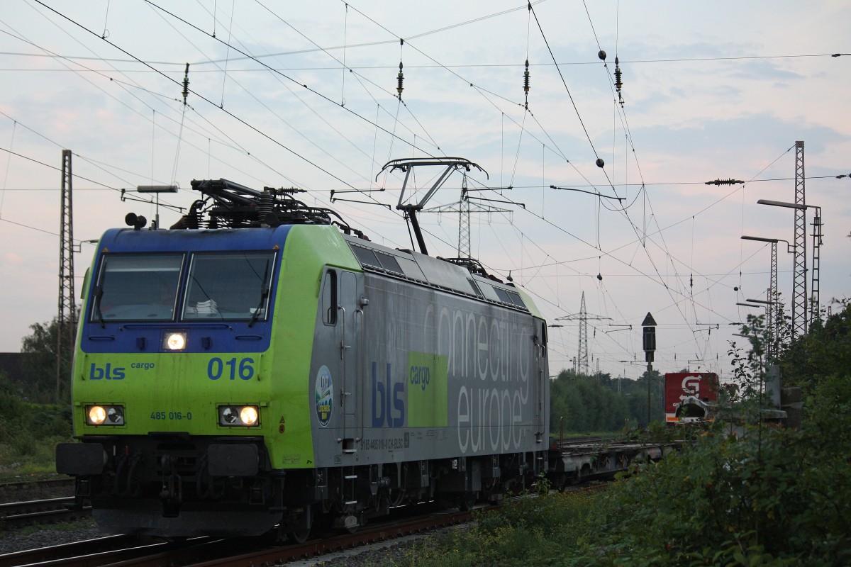 BLS 485 016 verlässt am 6.9.13 nach einem kurzen Stopp Ratingen-Lintorf.