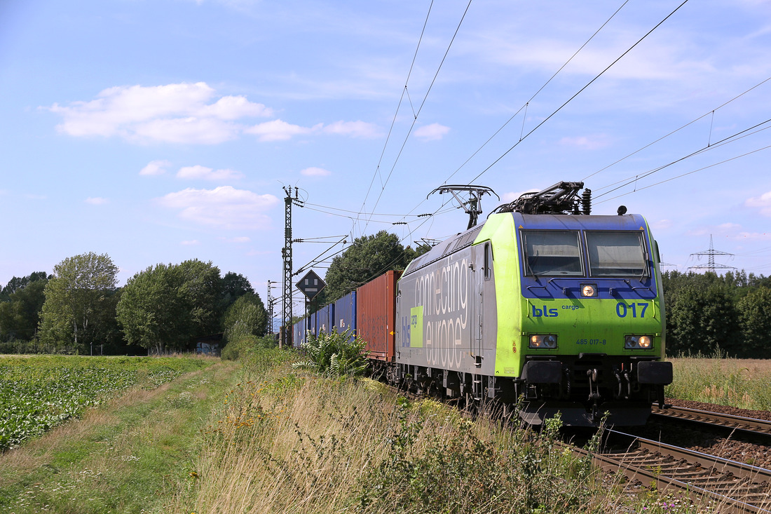 BLS 485 017 wurde am 7. August 2017 zwischen den Bahnhöfen Mainz-Bischofsheim und Nauheim fotografiert.