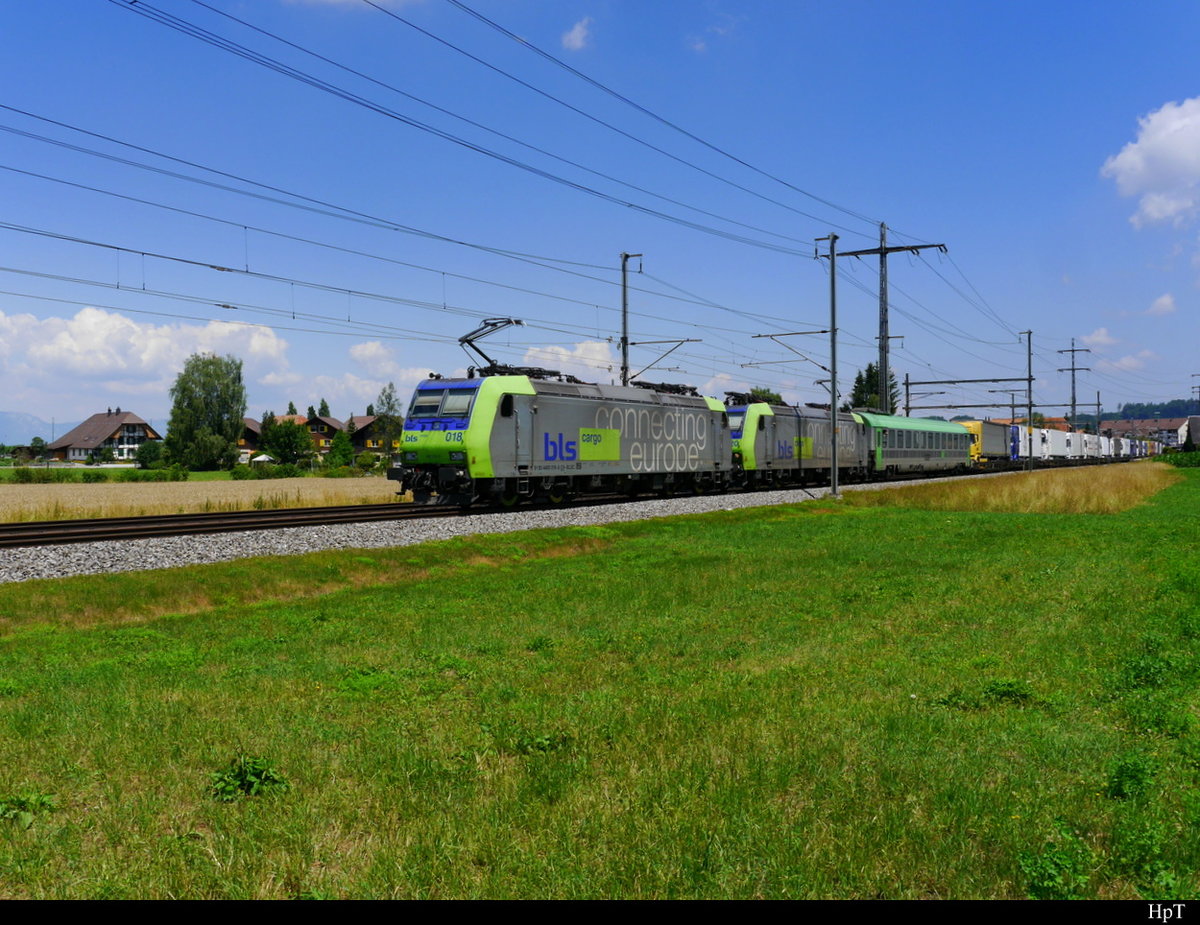 BLS - 485 018-6 mit 485 020-2 mit Rolla unterwegs bei Lyssach am 07.07.2018