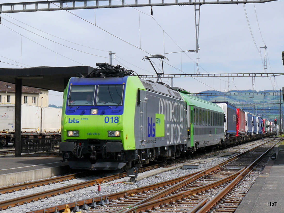 BLS - 485 018-6 mit Rolla bei der durchfahrt im Bahnhof Gwatt am 14.05.2015